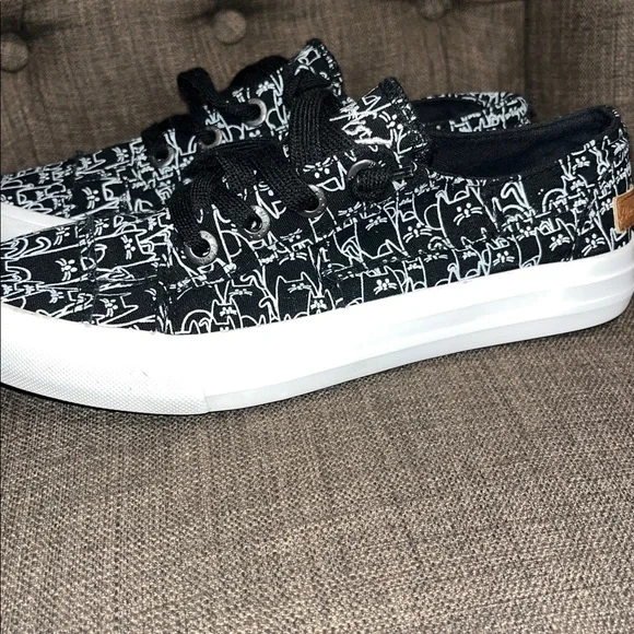 Blowfish Black and White Cats all over Graphic women's size 7  Sneakers - Picture 4 of 10